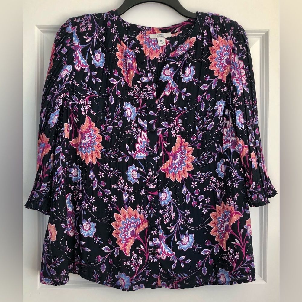 CROFT & BARROW WOMEN'S TOP SIZE PETITE MEDIUM BUTTON DOWN FLORAL BLUE V-NECK